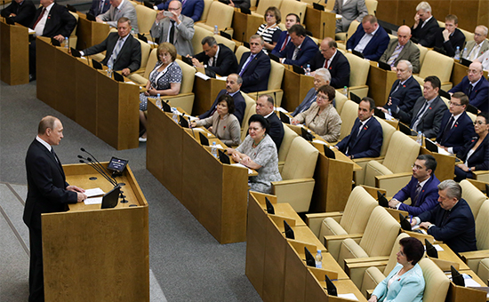 Президент России Владимир Путин (слева) выступает на пленарном заседании Государственной думы РФ. 22 июня 2016 года


