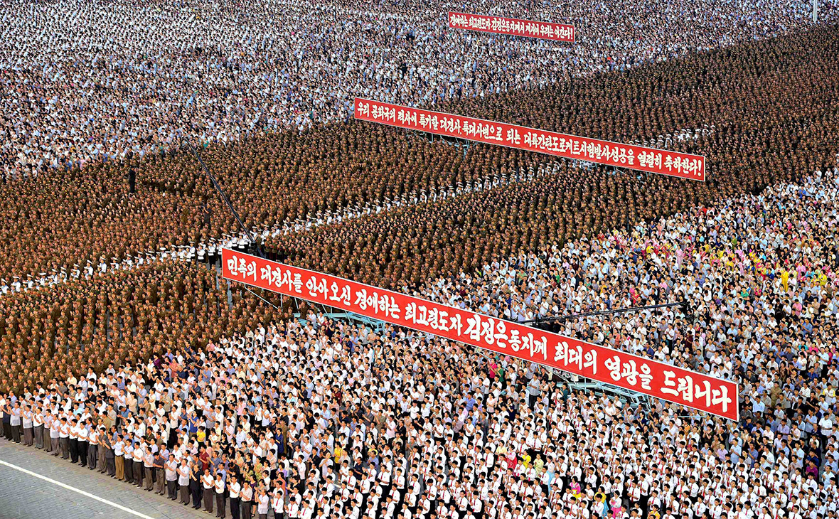 Северокорейцы на площади Ким Ир Сена по случаю празднования запуска баллистической ракеты. Пхеньян.&nbsp;Июль 2017 года


