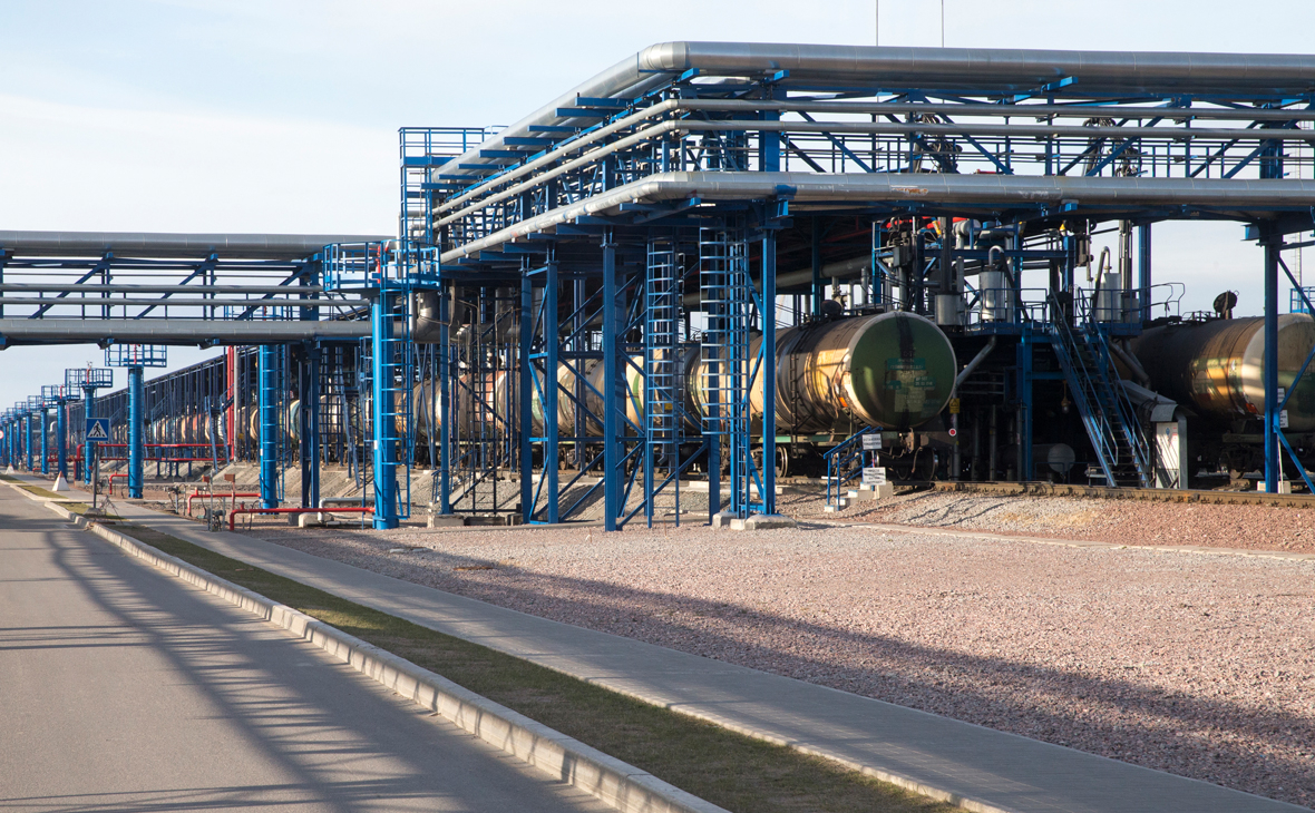 На территории терминала перевалки нефтепродуктов в морском торговом порту Усть-Луга