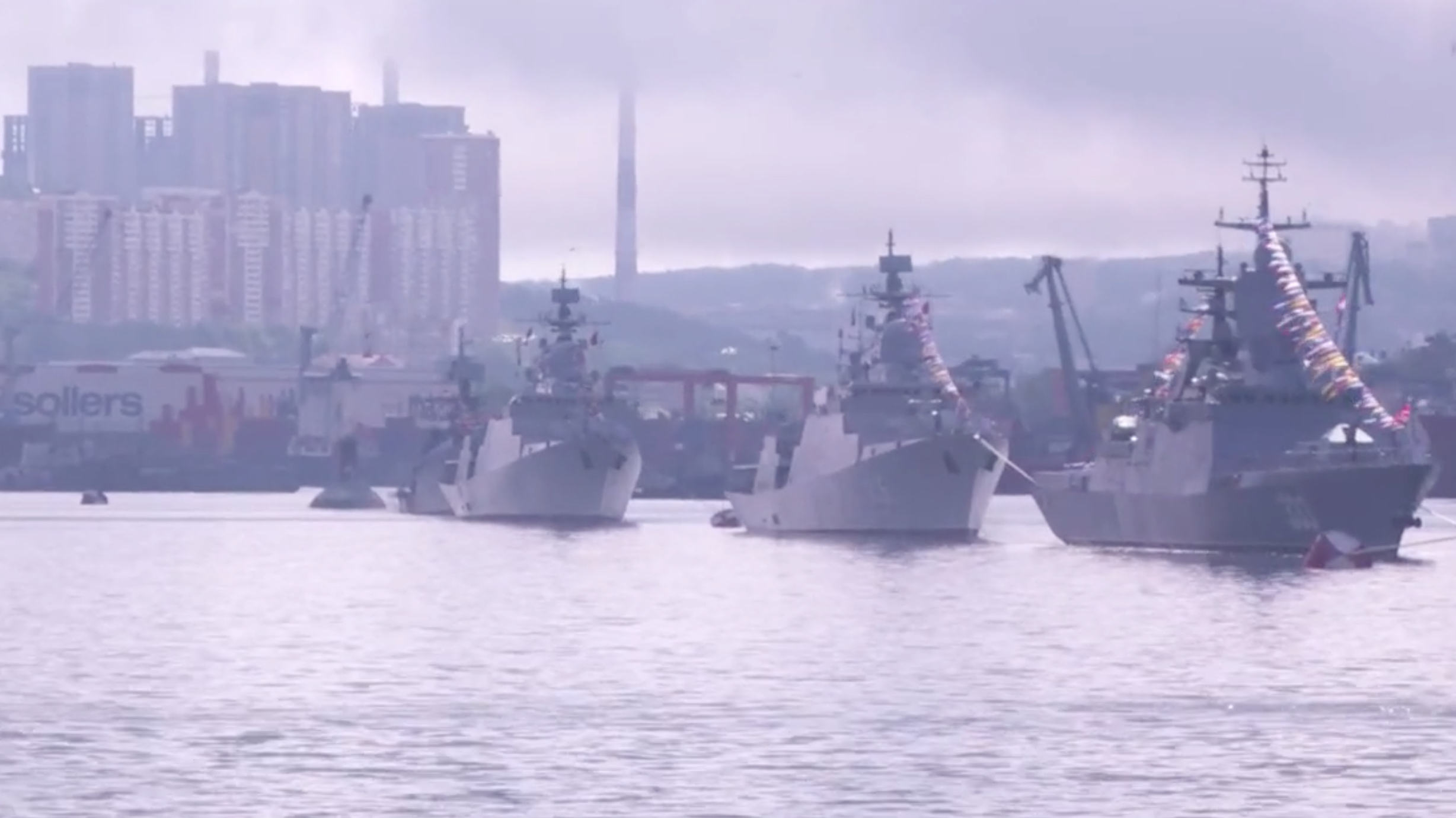 Военно-морской парад в День ВМФ во Владивостоке. Видео