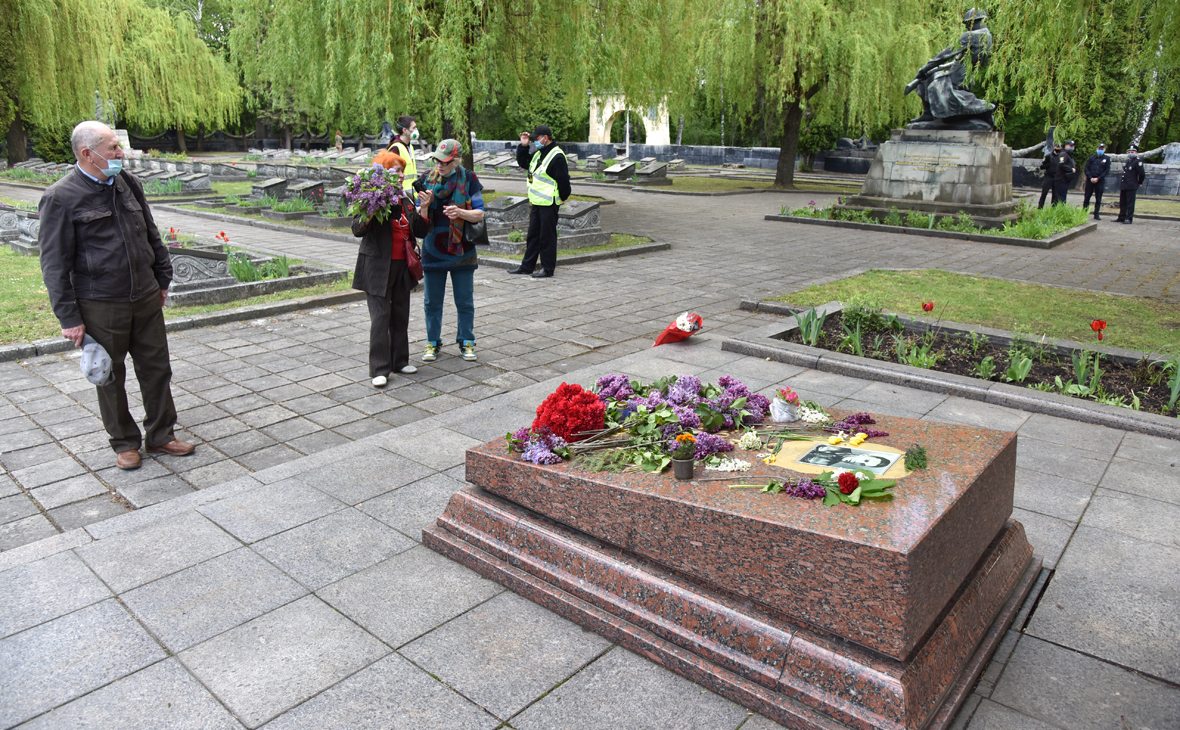 Цветы на могиле советского разведчика Николая Кузнецова на Холме Славы во Львове