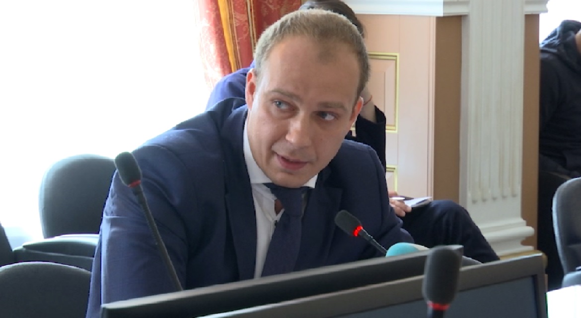 Парламент одобрил снятие депутатских полномочий с Антона Удальёва