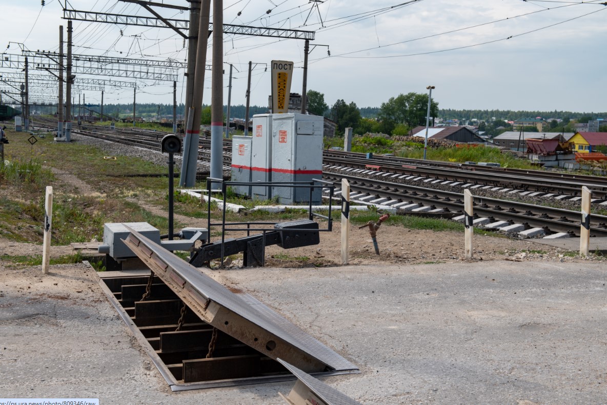 Молодые люди поджигали релейные шкафы на железной дороге.