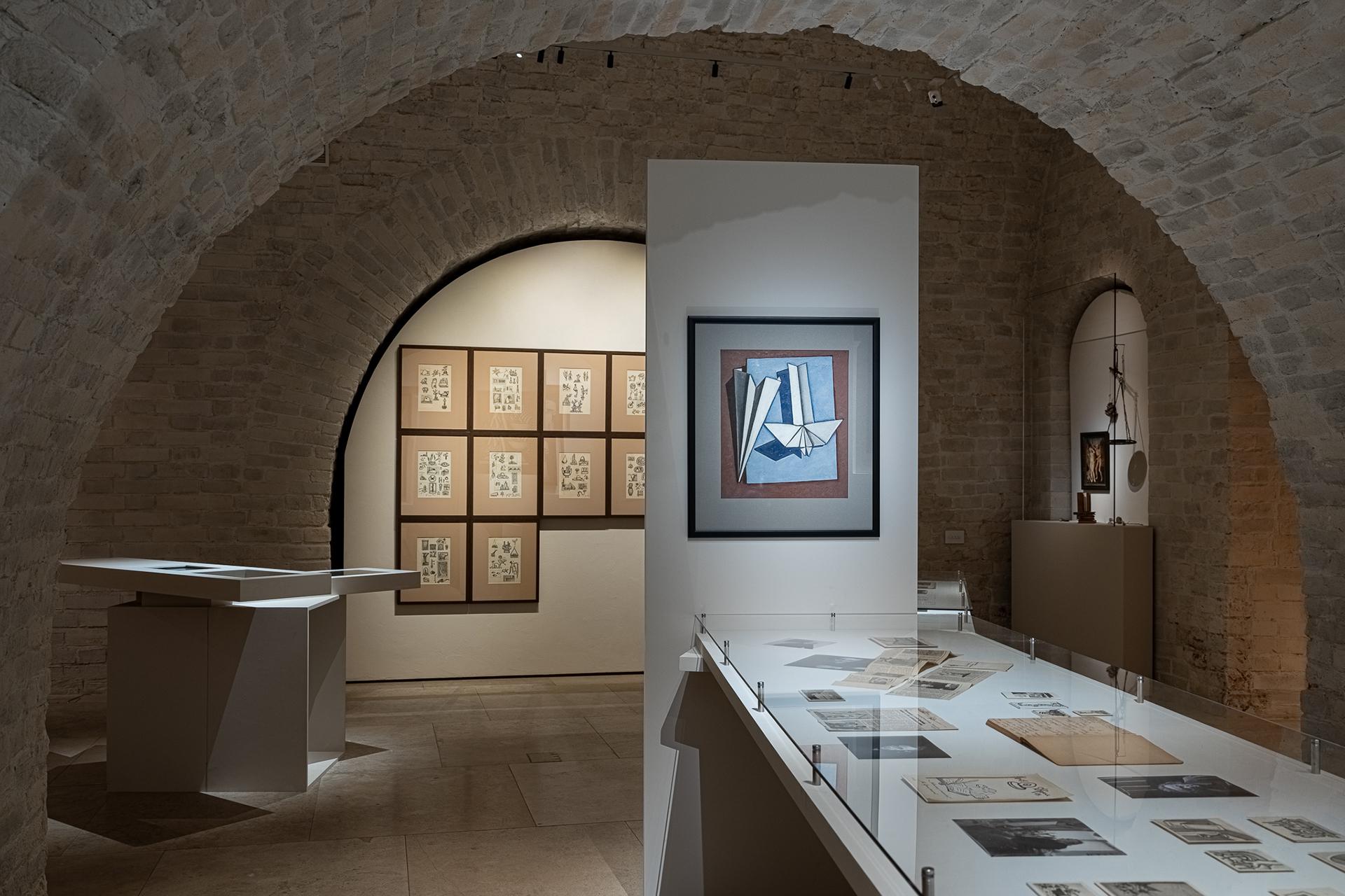 Экспозиция выставки &laquo;Краснопевцев. Равновесие неравного&raquo;