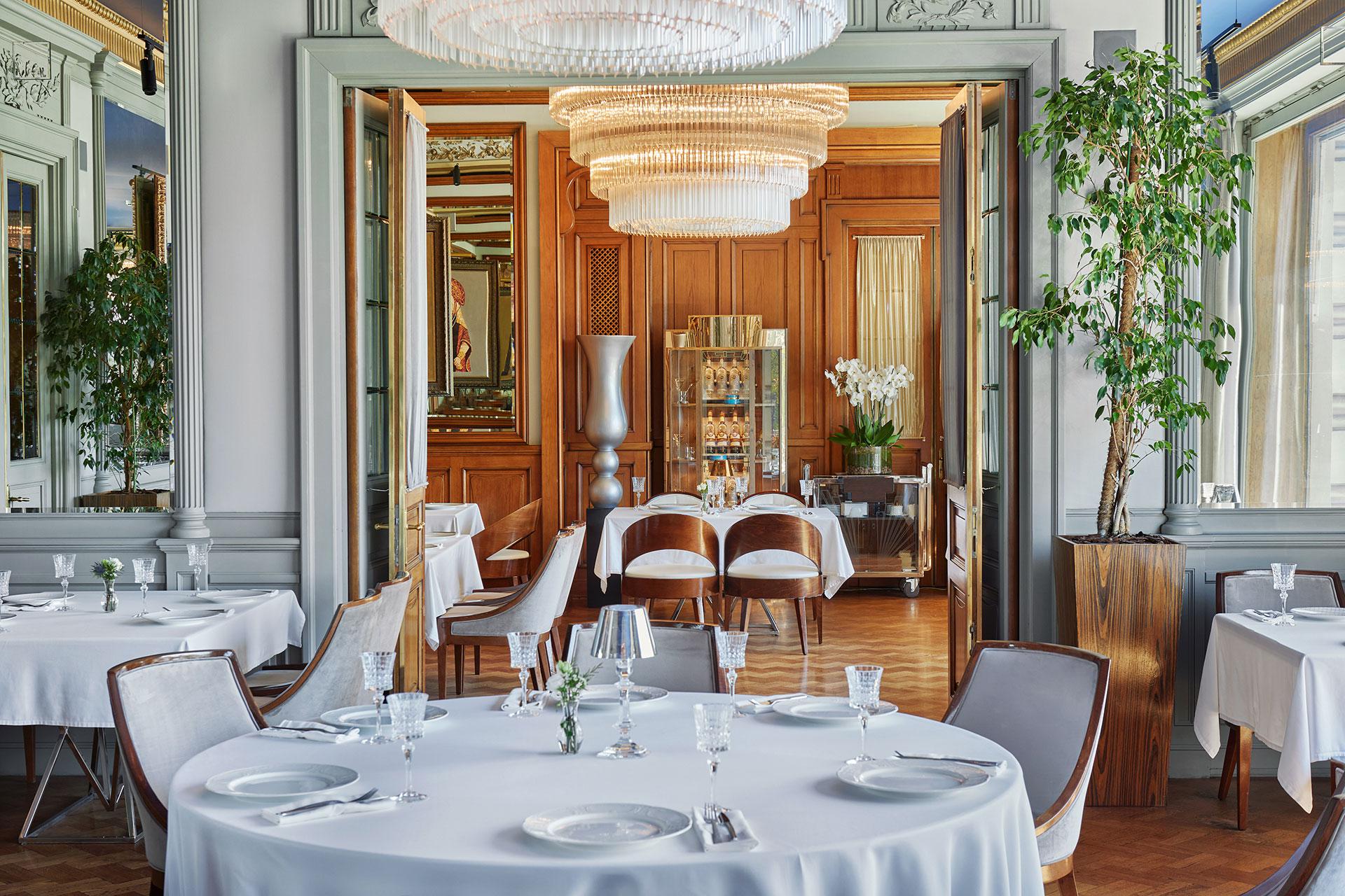 Интерьер ресторана &laquo;Белуга&raquo;