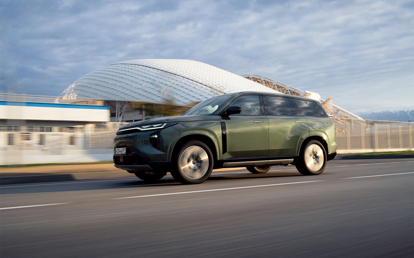 В профиль GAC S7 мимикрирует под Land Rover, и это сложно не заметить