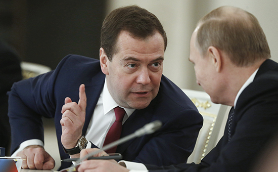 Премьер-министр РФ Дмитрий Медведев и президент РФ Владимир Путин (слева направо)