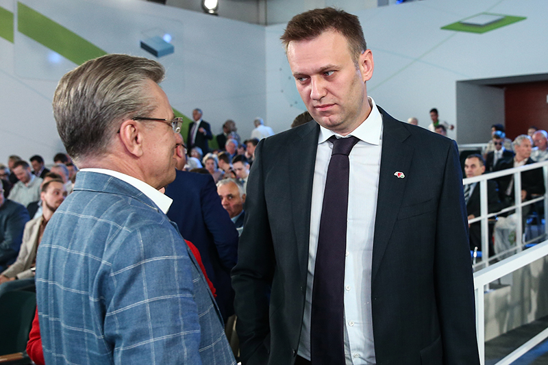 Оппозиционер Алексей Навальный (справа) перед началом годового общего собрания акционеров Сбербанка


