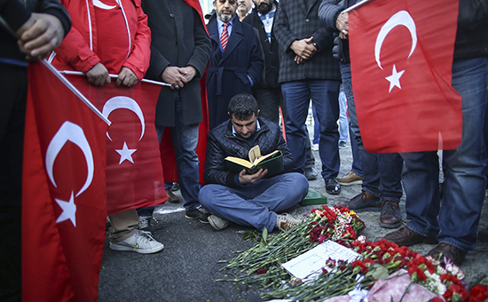 Жители Стамбула собрались почтить память погибших во время терракта&nbsp;​возле стадиона&nbsp;Vodafone Аrena. 11 декабря 2016 года


