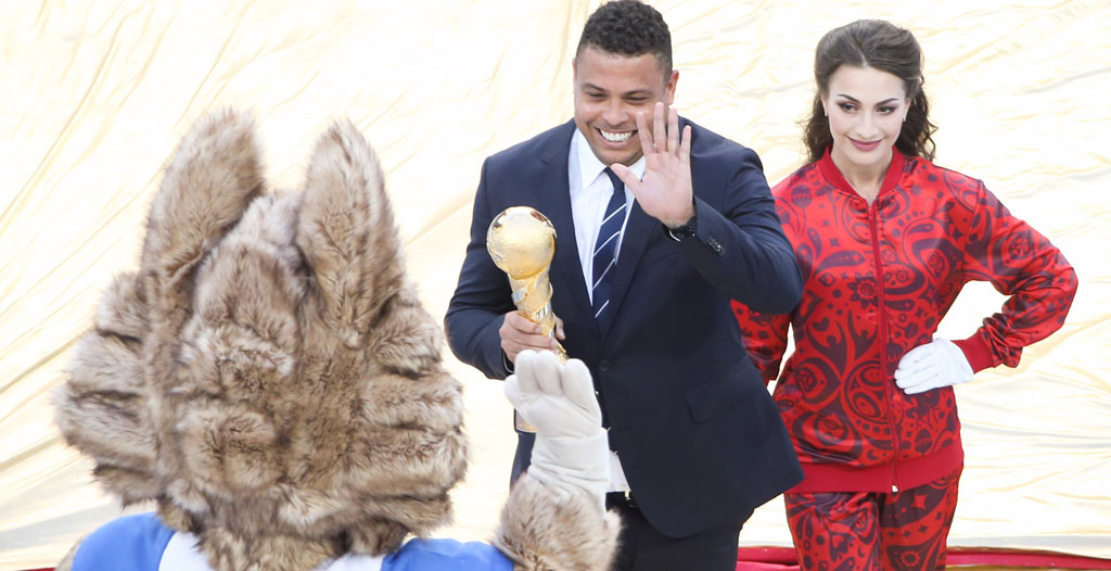 Бразильский футболист Роналдо выносит кубок конфедераций во время церемонии закрытия