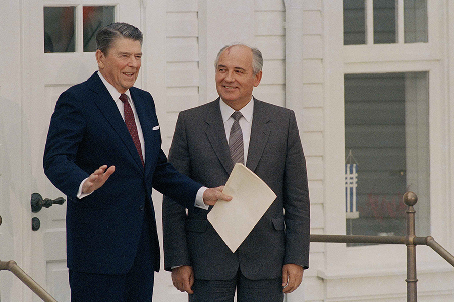 Если первая встреча Михаила Горбачева и Рональда Рейгана в Женеве в 1985 году оказалась безрезультатной, то саммит в Рейкьявике в 1986 году стал во многом прорывным. Стороны предметно обсуждали сокращение ракет средней и меньшей дальности. Соответствующий договор (ДРСМД) Горбачев и Рейган подписали в следующем году в Вашингтоне. Прекратило действовать соглашение в 2019 году по инициативе Вашингтона