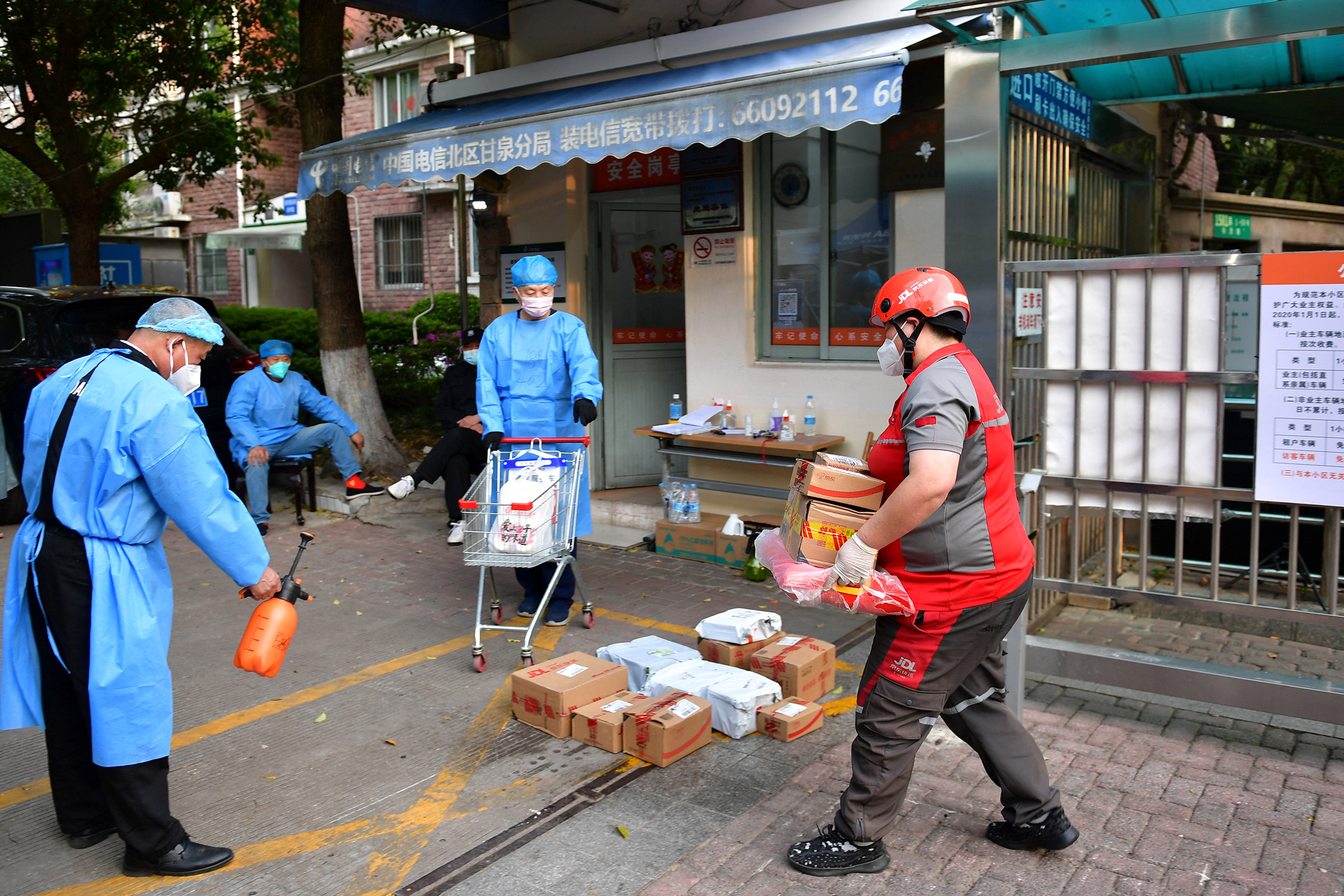 На фото: курьеры и работники магазинов обрабатывают посылки перед отправкой, 18 апреля