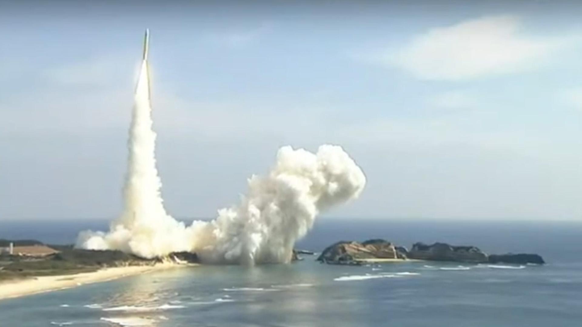 В Японии прервали первый полет новой ракеты после отказа двигателя