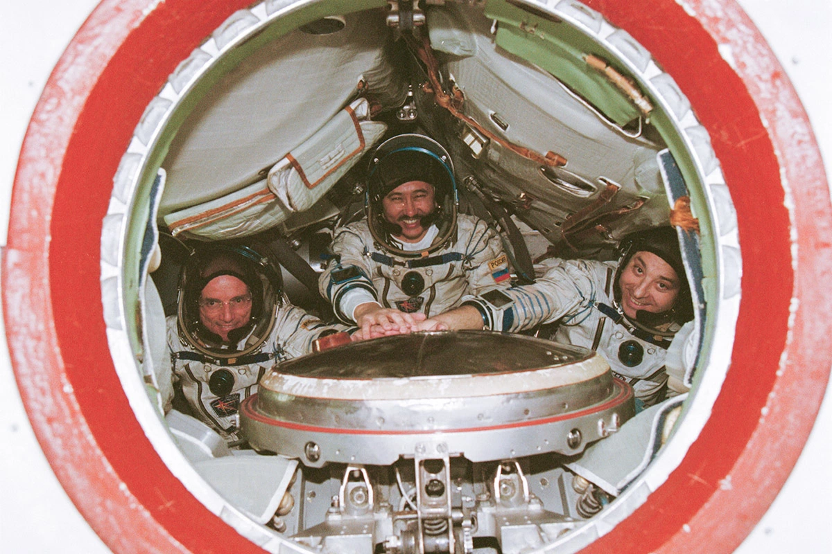 <p>Первый в истории космический турист Деннис Тито вместе с российскими космонавтами Талгатом Мусабаевым и Юрием Батуритным в тренировочной капсуле корабля &laquo;Союз ТМ-32&raquo; в 2001 году</p>