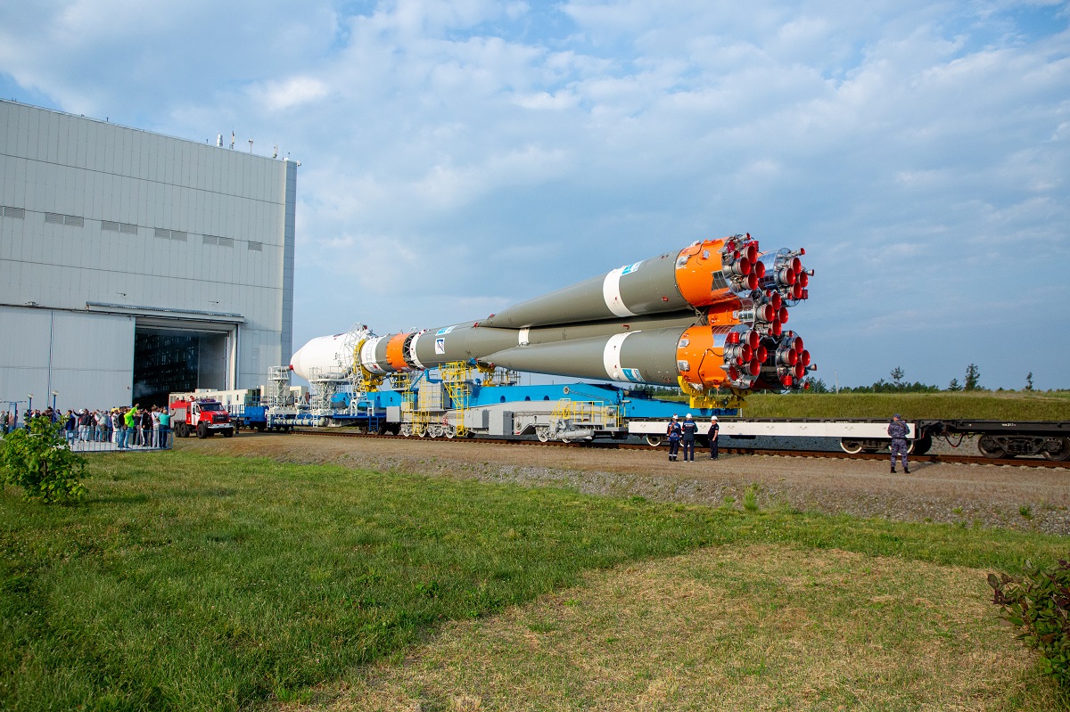 Ракету-носитель «Союз-2.1б» вывозят на стартовый комплекс «Восточный»