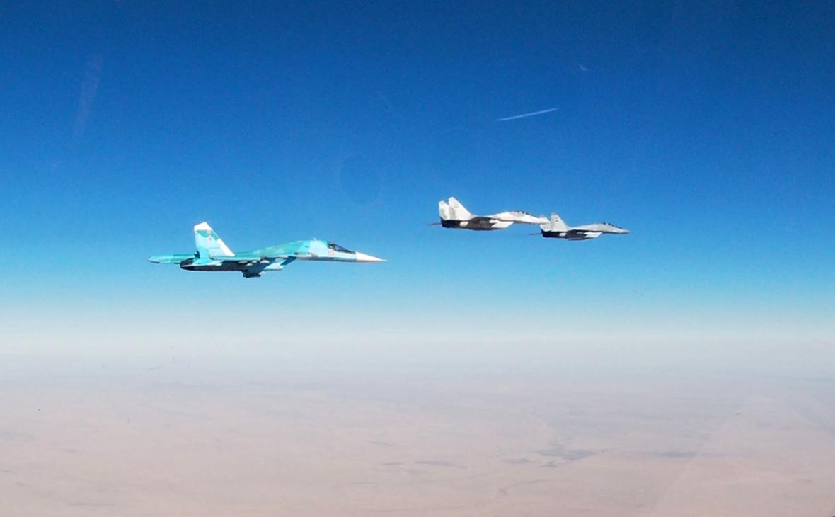 Российские истребитель-бомбардировщик Су-34 и истребители Су-35