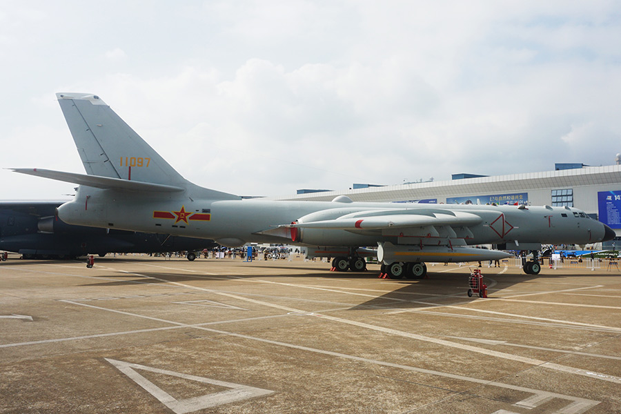 Бомбардировщик H-6K, который находится на вооружении КНР с 2009 года, на Airshow China 2022 в Чжухае