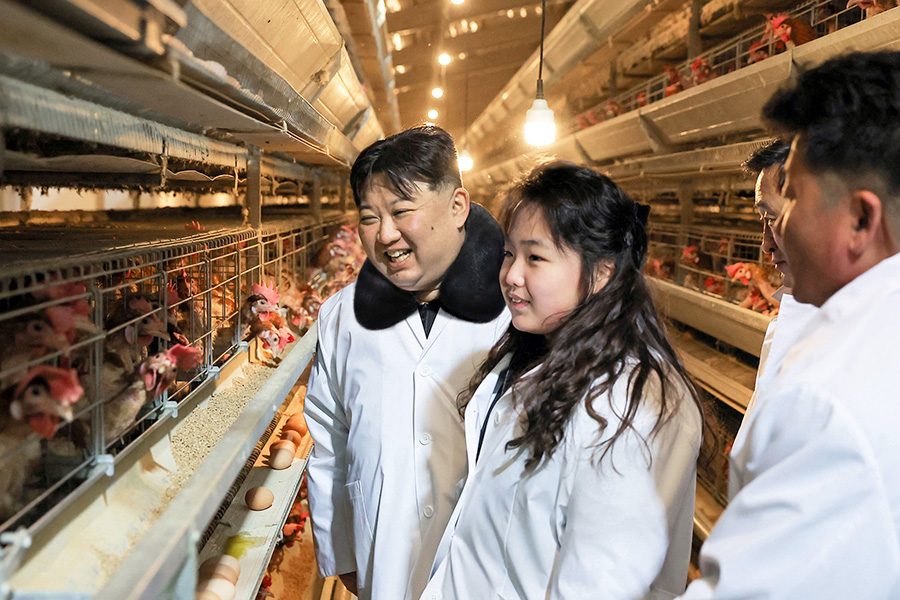 Ким Чжу Э с Ким Чен Ыном во время посещения куриной фермы, январь 2024 года