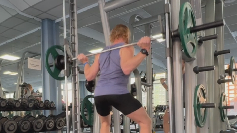 Алексей Фалевич показывает, как правильно выполнять приседания в Смите