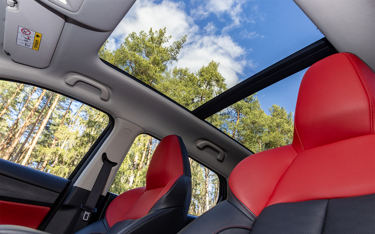 Громадная панорамная крыша наполняет салон&nbsp;Changan CS55 Plus (Changan Uni-S) светом даже сзади. Она есть только в старшей комплектации