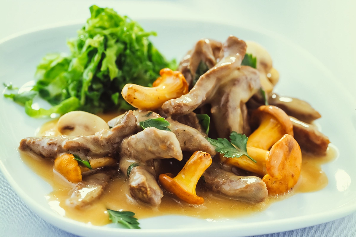 Бефстроганов с лисичками