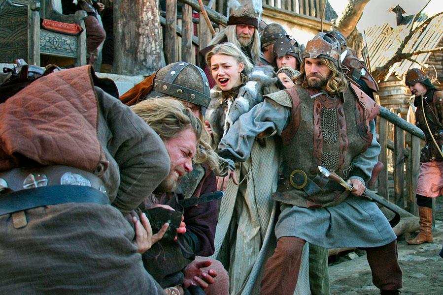 Оксана Акиньшина в роли Кнесинки (в центре) в фильме Николая Лебедева &laquo;Волкодав&raquo;, 2007 года