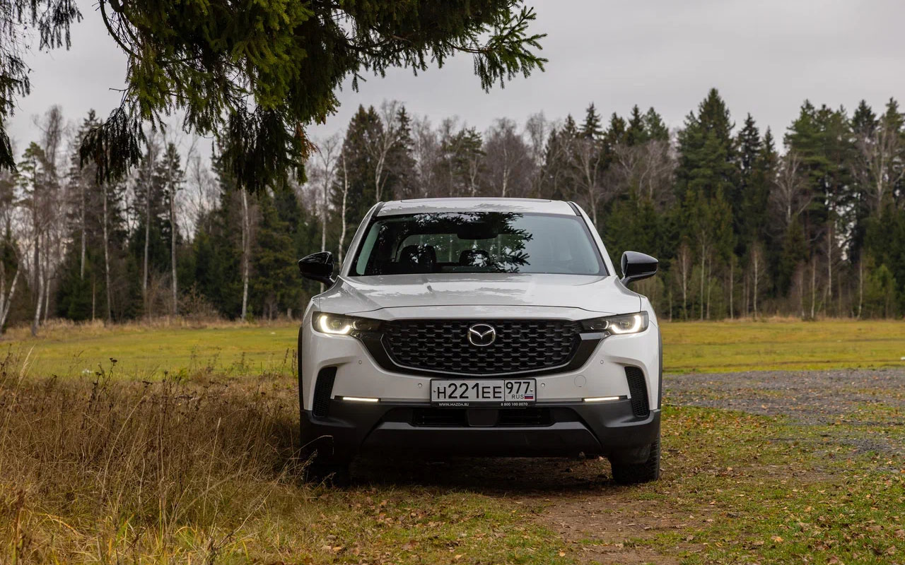 Парящий капот, &laquo;хищная&raquo; радиаторная решетка, горизонтальные полоски поворотников и пучеглазые линзы фар&hellip; Если закрыть логотип, в этой машине практически любой узнает Mazda