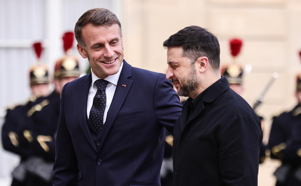 Эмманюэль Макрон (слева) и Владимир Зеленский (справа)