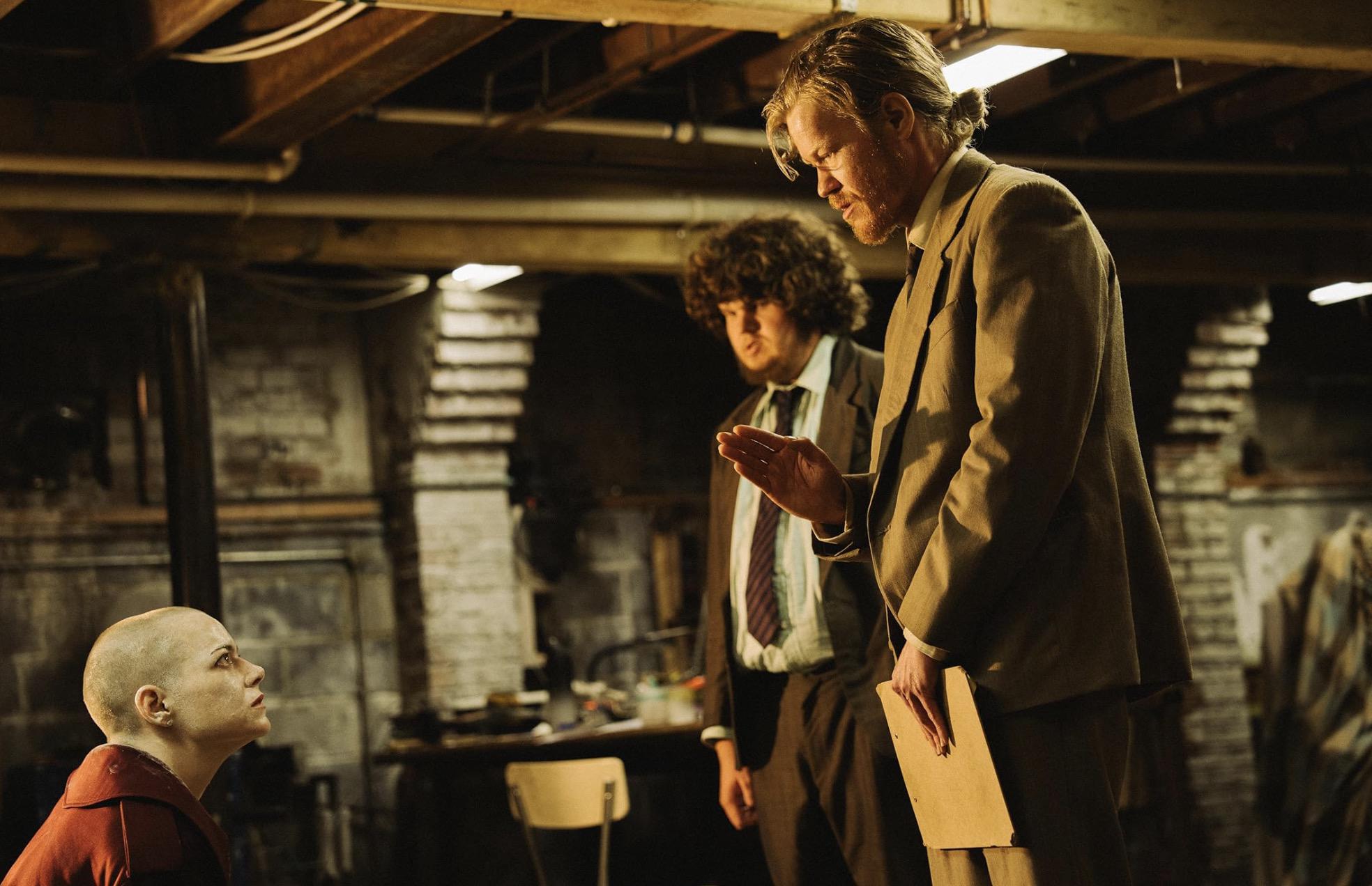 «Бугония».Оттолкнувшись от сатиры «Спасти Зеленую планету!» из Южной Кореи, грек Йоргос Лантимос соорудил черную комедию, перетекающую в экзистенциальную трагедию. Замысел режиссера, как лабиринт, в котором заблудились разом критика мизандрии и мизогинии, обличительная сатира на сторонников теорий заговора и общество верующих в плоскую Землю, пародия на космическую фантастику типа «Звездного пути» и «Звездных войн». А гонится за ними, зловеще хохоча, хладнокровный психотриллер про безумного маньяка из американской глубинки, одержимого идеей спасти Зеленую планету. В ролях — любимчики режиссера Джесси Племонс и Эмма Стоун, которая за работу над фильмом Лантимоса «Бедные-несчастные» получила свой второй «Оскар», и, кажется, ей очень хочется третий