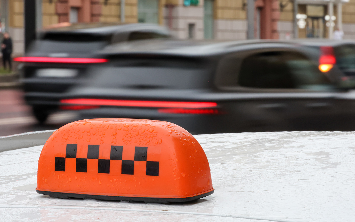 При сдаче машины в такси износ выше из-за интенсивной эксплуатации и частой смены водителей