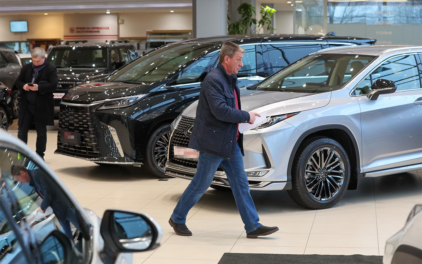 Сколько машин продадут в России в 2026 году. Прогноз «Автостата»