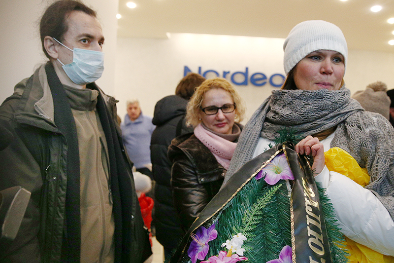 Участники акции протеста валютных заемщиков банка Nordea