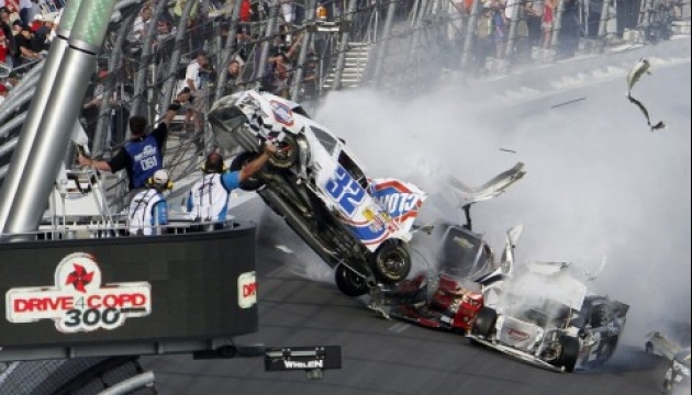 Во время гонки NASCAR произошла крупная авария
