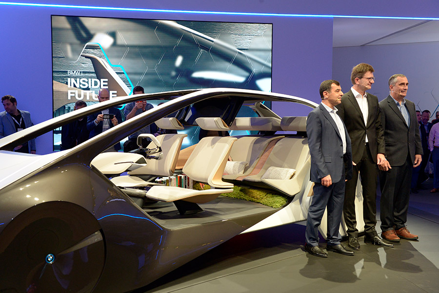 Компания BMW в 2017 году подтвердила планы к 2021 году выпустить полностью автономный автомобиль, не предполагающий наличия водителя. Беспилотная система создается BMW вместе с компаниями Intel и Mobileye, а сама машина будет называться iNext. Тестировать автономную систему управления должны были начать во второй половине 2017 года.&nbsp;