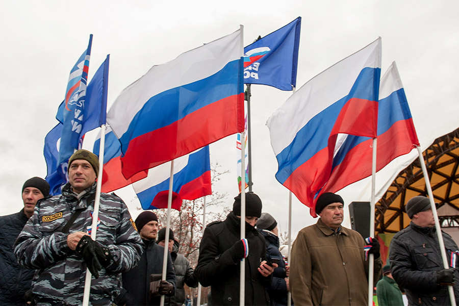 Жители Томска на Ново-Соборной площади во время митинга на праздновании Дня народного единства