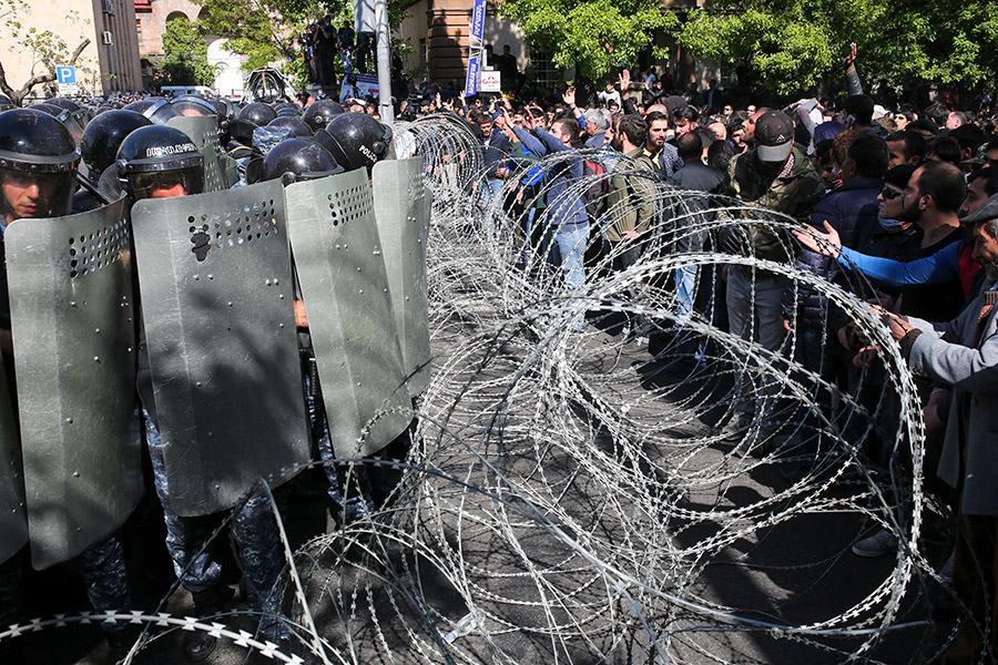 Участники акции протестуют против выдвижения бывшего президента страны Сержа Саргсяна кандидатом в премьер-министры. По итогам реформы, проведенной в Армении, в руках главы правительства будет сосредоточена вся реальная власть. Выборы главы кабинета министров должны пройти 17 апреля.