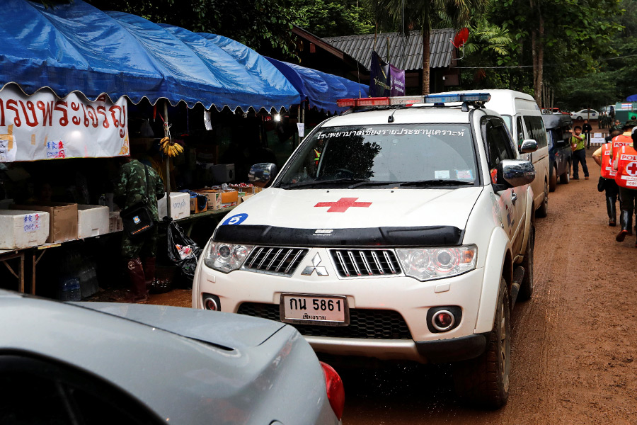 Автомобиль скорой медицинской помощи в лагере спасателей у пещеры Кхао Луанг