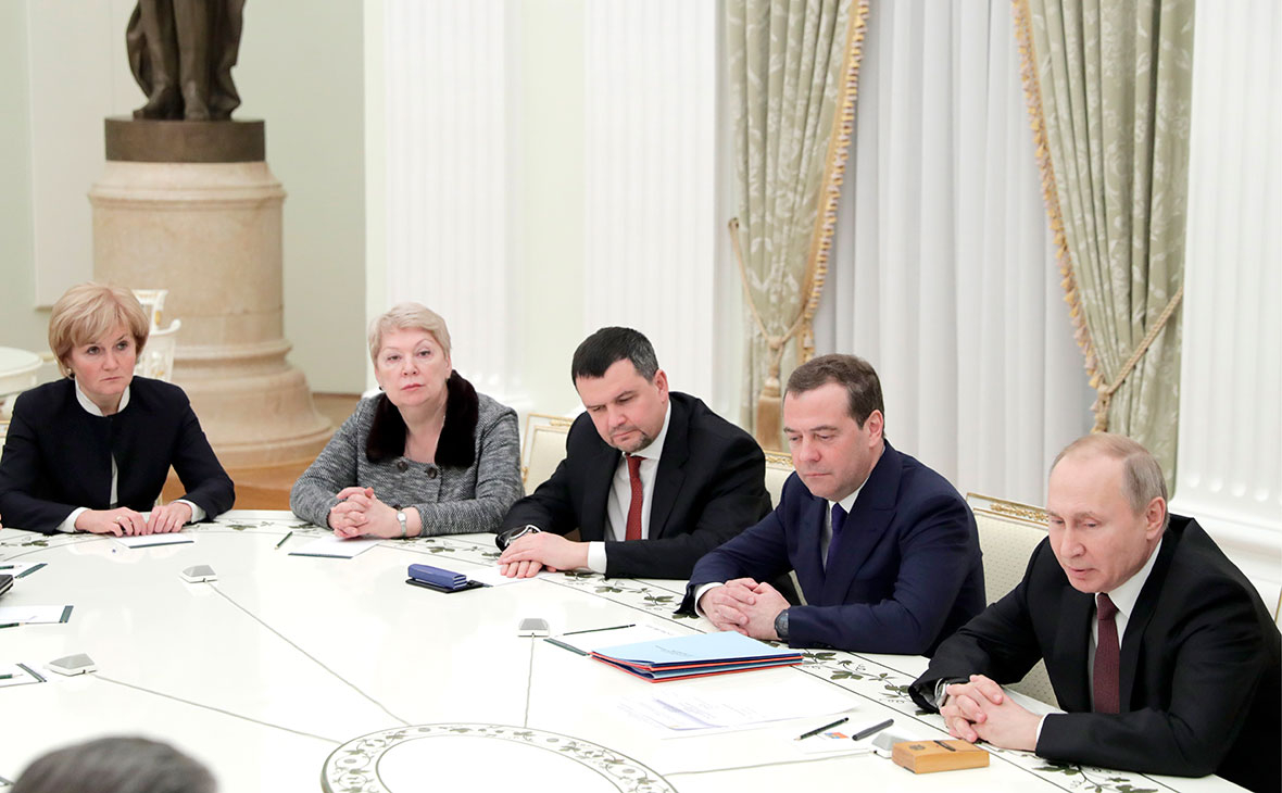 Владимир Путин во время встречи с бывшими членами правительства