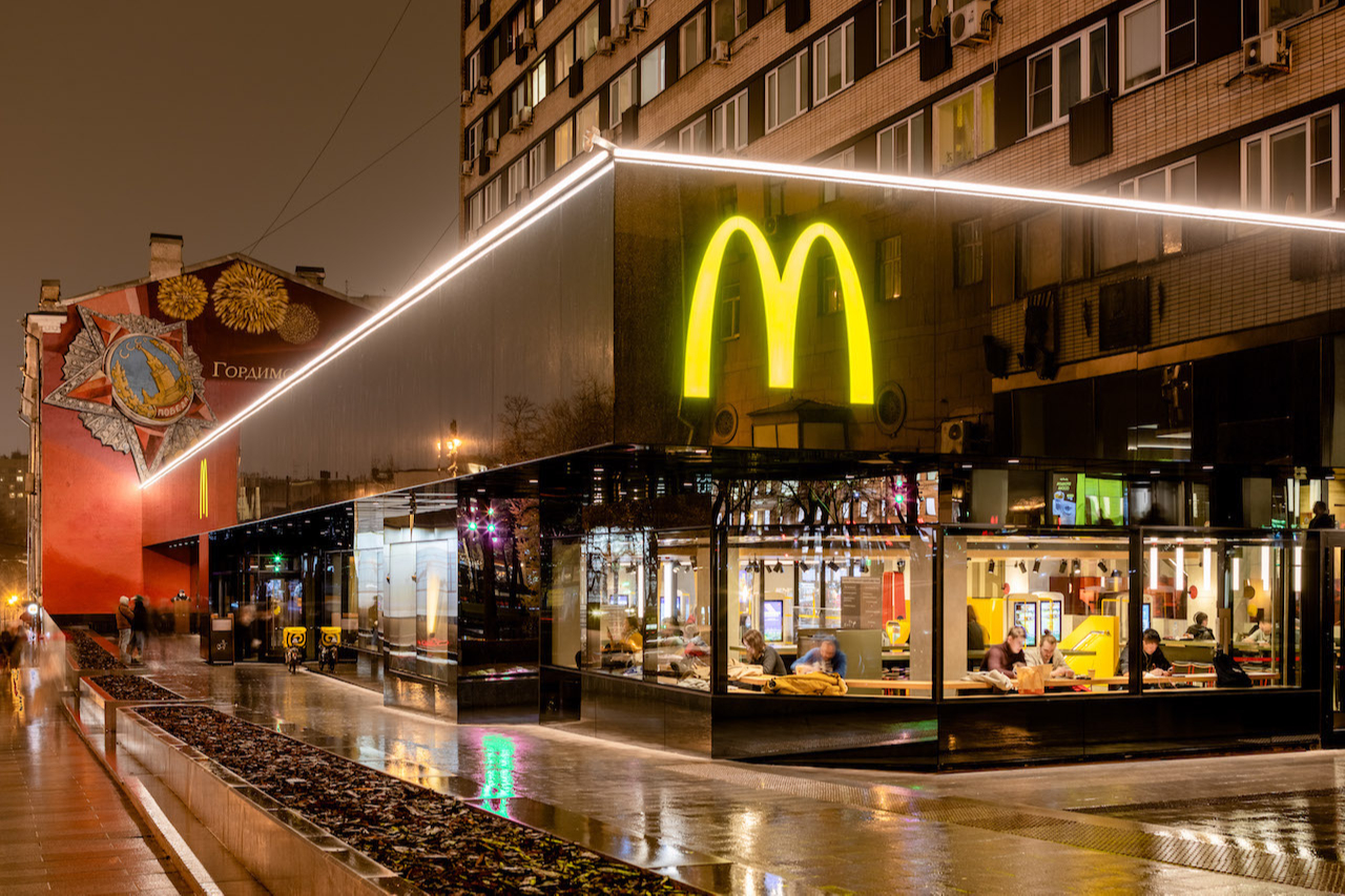Обновленный фасад первого в Москве ресторана быстрого питания McDonald&rsquo;s на Пушкинской площади
