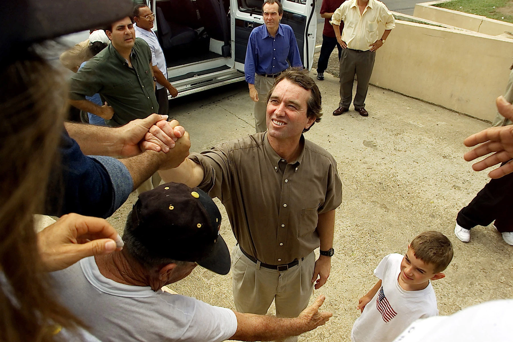 <p>На фото: Роберта Кеннеди-младшего встречают по прибытии 1 августа 2001 года на остров Вьекес, Пуэрто-Рико</p>