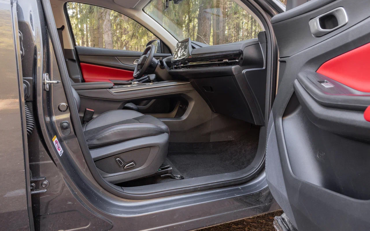 Нижний ярус центральной консоли в Changan CS55 Plus (Changan Uni-S) вместителен и удобен: есть USB, гнездо прикуривателя и слот для карты памяти