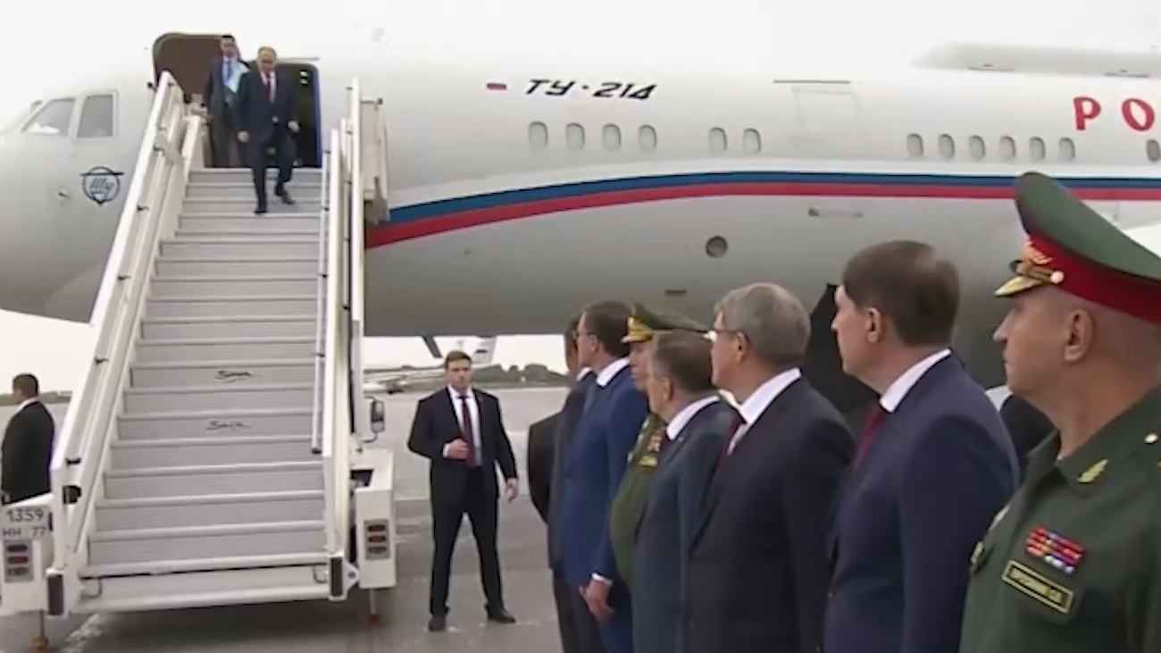 Путин прилетел в город ядерщиков Саров. Видео