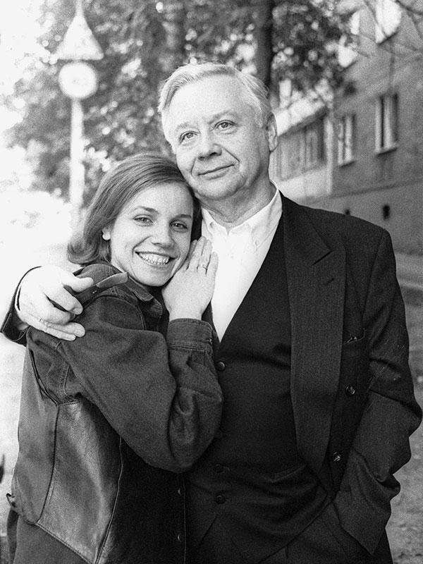 Олег Павлович Табаков и актриса театра &laquo;Табакерка&raquo; Марина&nbsp;Зудина во время прогулки по городу, 1994 год