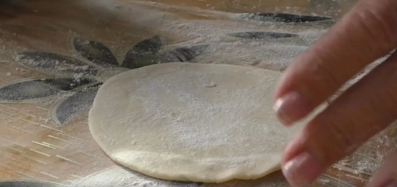 Раскатайте тесто в круг