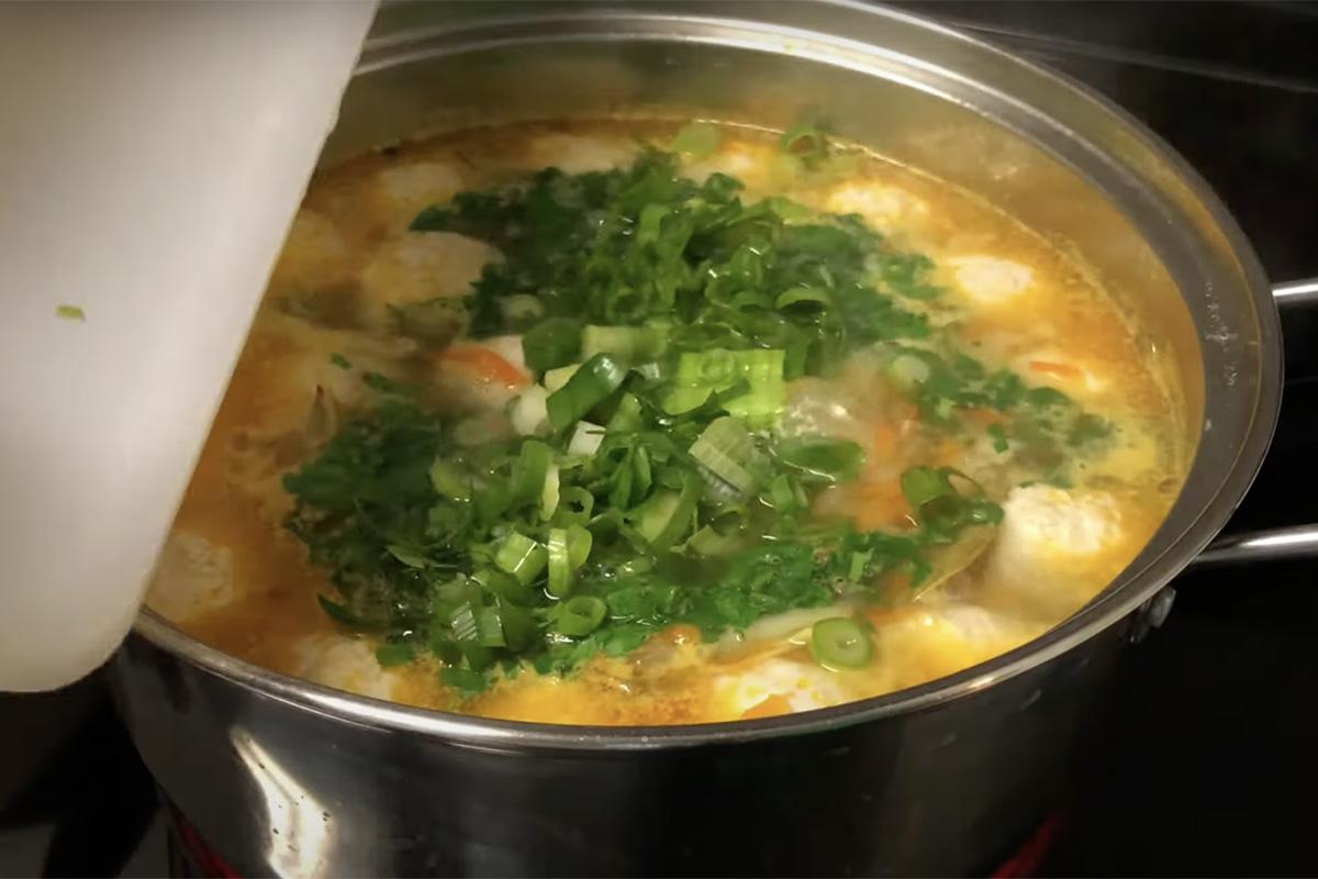 Посыпьте готовый суп зеленью