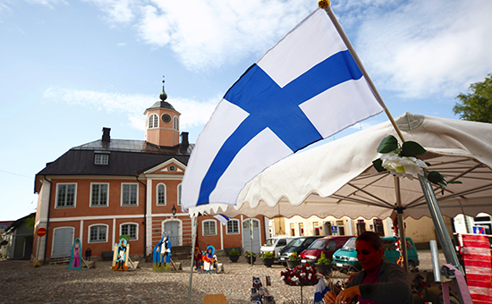 Национальный флаг в одном из городов Финляндии