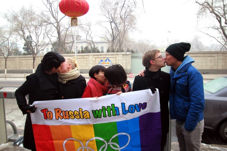 Китайские геи отметили Валентинов день поцелуем для России