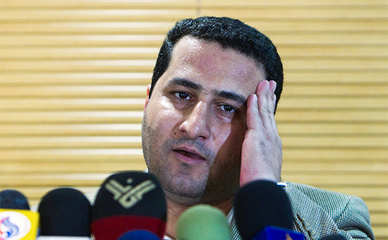 Шахрам Амири беседует с журналистами в аэропорту Тегерана. 15 июля 2010 года


