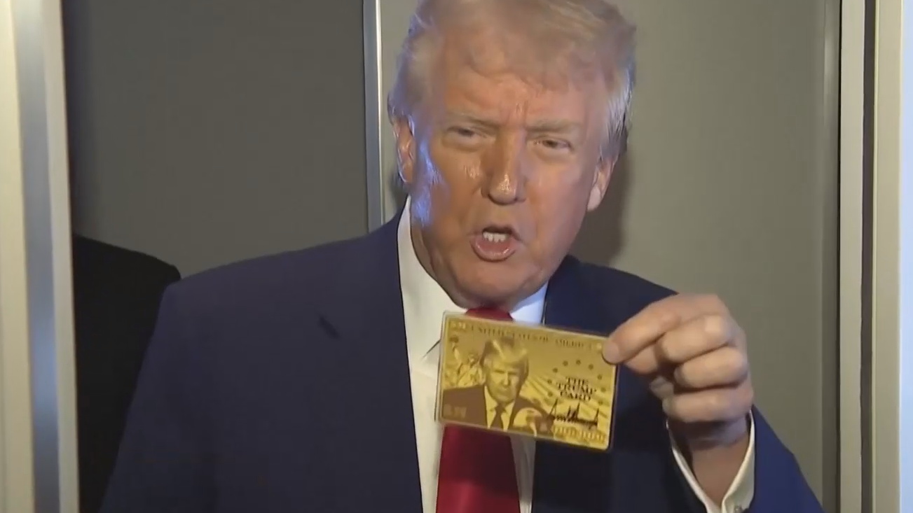 Трамп показал «золотую карту» за $5 млн. Видео