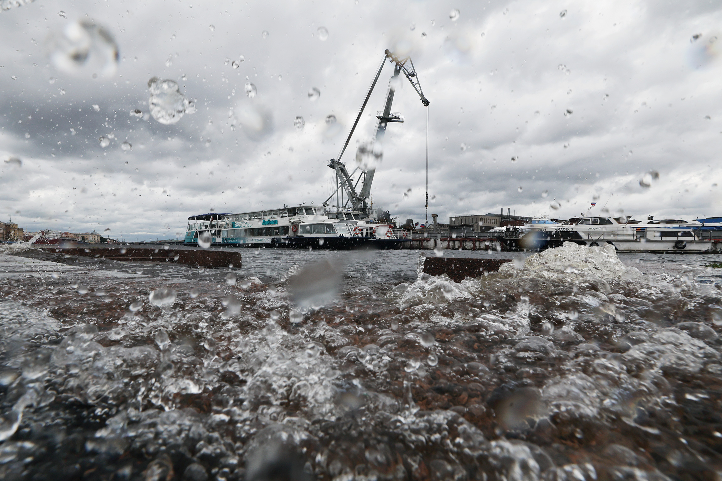 4 июля на Санкт-Петербург обрушилась непогода. Сильный западный ветер, нехарактерный для летнего сезона, создал нагон воды в акватории Финского залива. Это первая с 1865 года большая вероятность наводнения в июле, отметил главный синоптик городского Гидрометцентра Александр Колесов.
